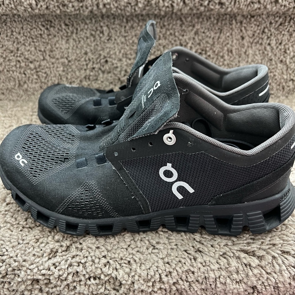 Brand new comes with laces that need to be laced up